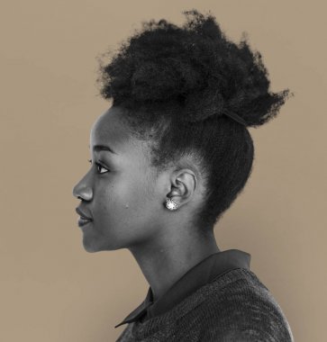 Güzel Afrikalı Amerikalı genç kadın