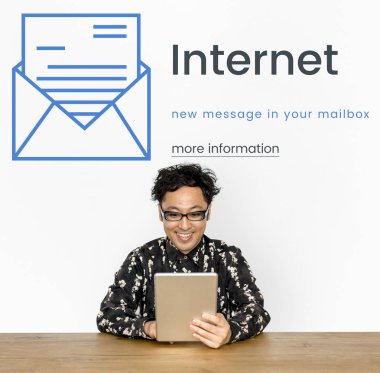 Dijital tablet kullanan adam  