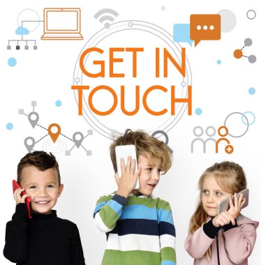 Cep telefonları konuşan çocuklar