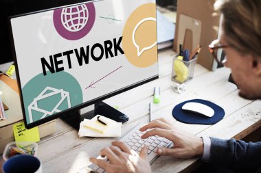 Bilgisayarda çalışan adam  