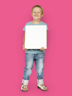 Çocuk holding beyaz kağıt boş