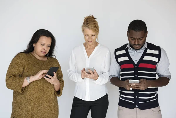 Menschen mit Mobiltelefonen — Stockfoto