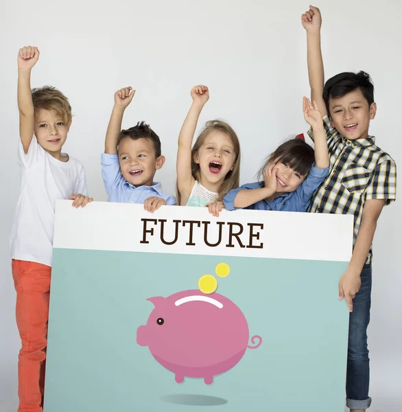 Niños pequeños sosteniendo pancarta — Foto de Stock