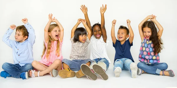 Kinderen zitten samen op vloer — Stockfoto