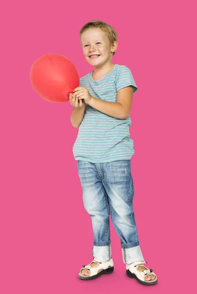 Pojke med röd ballong — Stockfoto