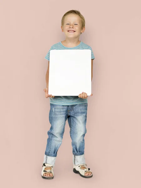 Хлопчик тримає білий папір пустий — стокове фото