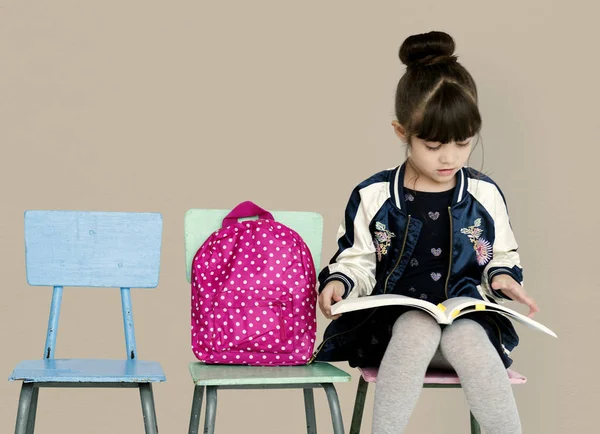 Menina da escola com mochila — Fotografia de Stock