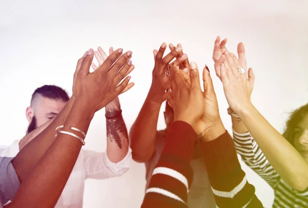 La gente levanta las manos juntos — Foto de Stock