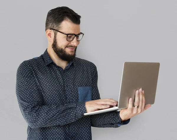 Kaukázusi ember használ laptop — Stock Fotó