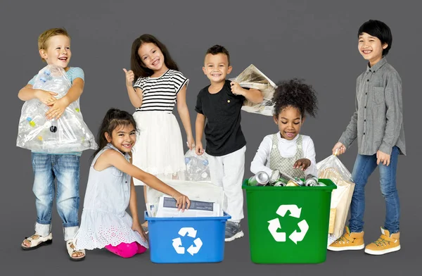 Kinder mit Abfall zum Recyceln — Stockfoto