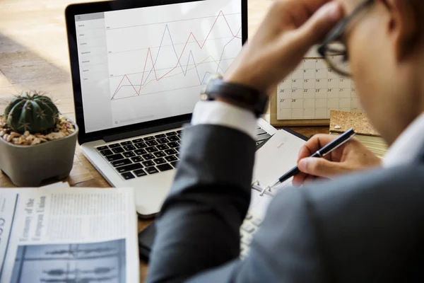 Business man brainstorming sul tavolo da lavoro — Foto Stock