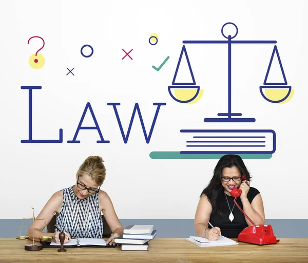 Женщины, работающие в юридической фирме — стоковое фото