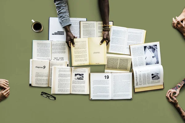 Estudante africano leitura de livros — Fotografia de Stock