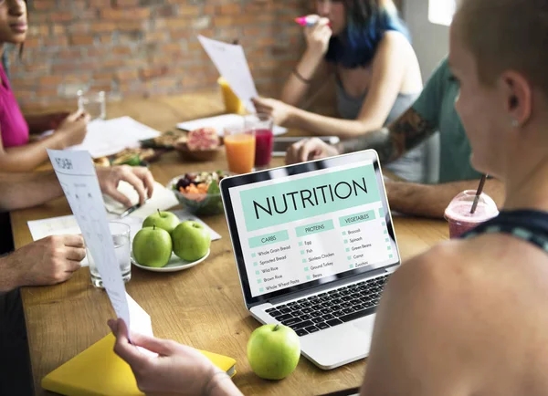 Adultos jóvenes fitness en la reunión — Foto de Stock