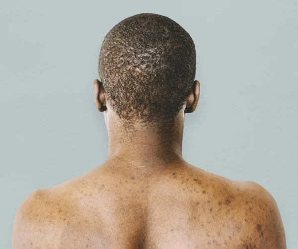 Африканський чоловік позує в студії — стокове фото