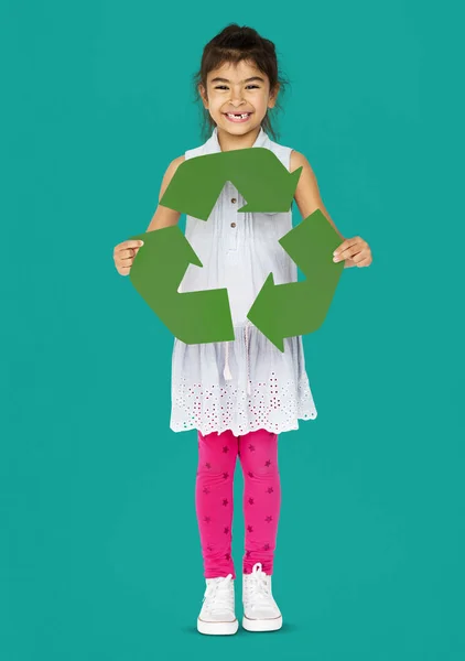 Menina com sinal de reciclagem verde — Fotografia de Stock