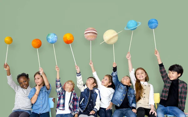 Children holding solar system planets — Stock Photo, Image