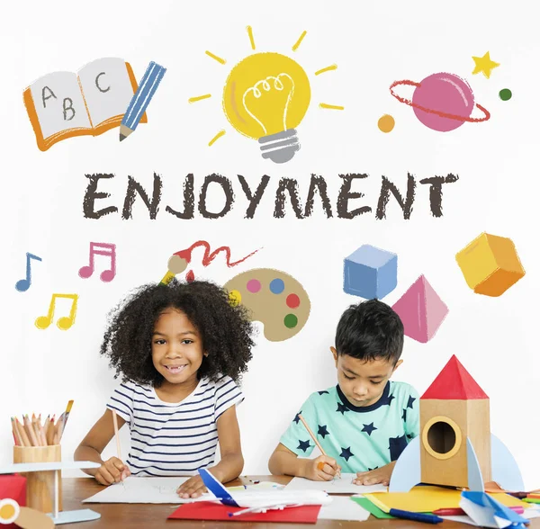 Niños pequeños dibujando en la mesa — Foto de Stock