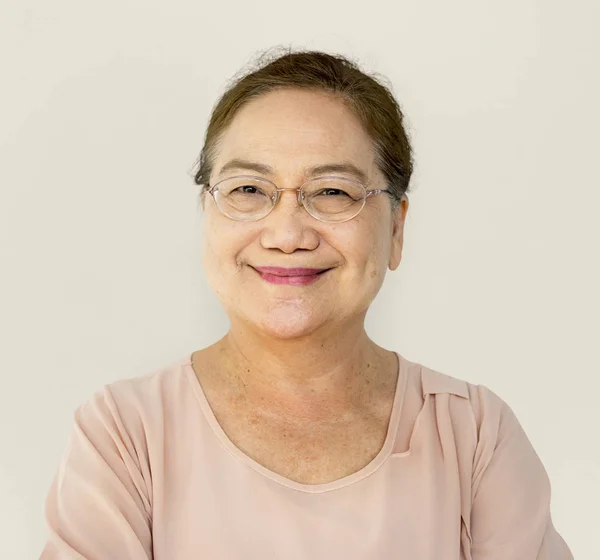 Leende Senior asiatisk kvinna — Stockfoto
