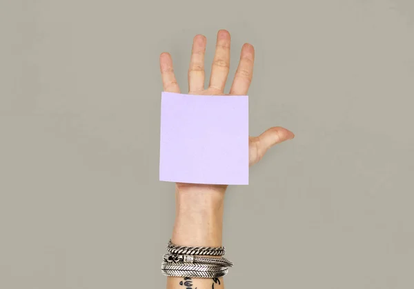Рука людини з нотатками — стокове фото