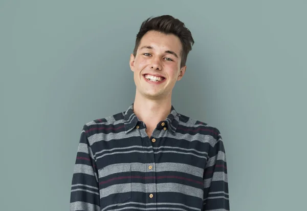 Homem caucasiano sorrindo — Fotografia de Stock