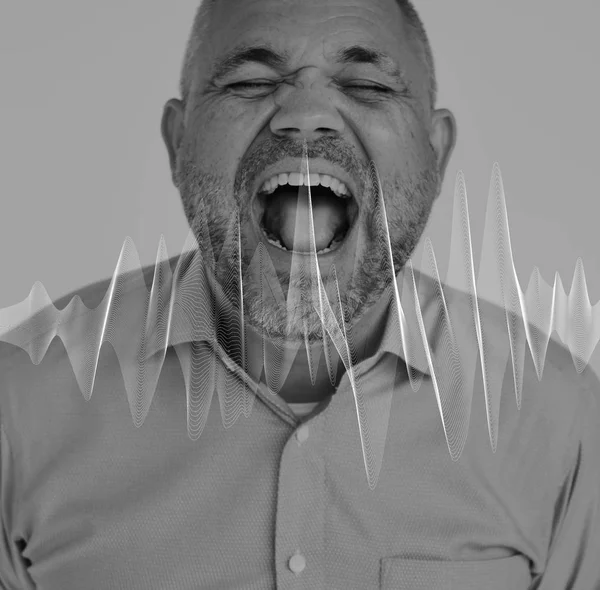 Felnőtt férfi nyitott szájjal — Stock Fotó