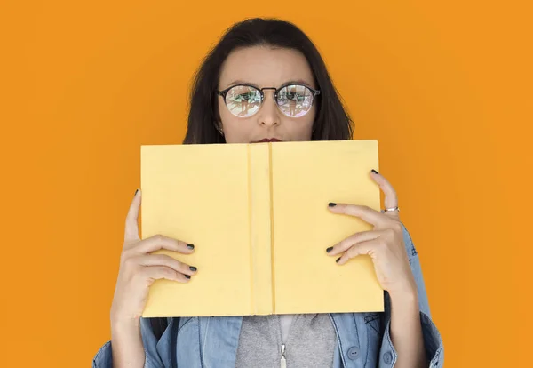 Mulher segurando Livro — Fotografia de Stock