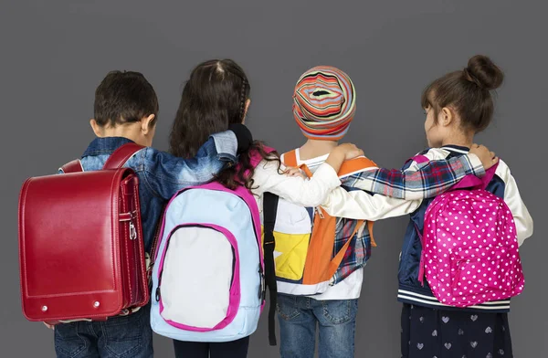 Bambini della scuola che indossano zaini — Foto Stock