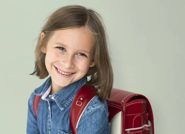 バックパック バッグで学校の女の子 — ストック写真