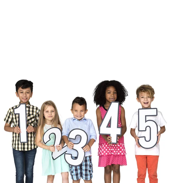 Barnen håller papper siffror — Stockfoto
