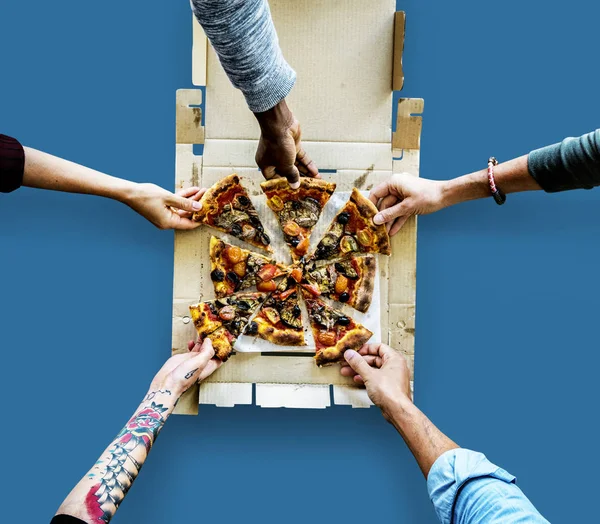 Χέρια λαμβάνοντας φέτες πίτσα — Φωτογραφία Αρχείου