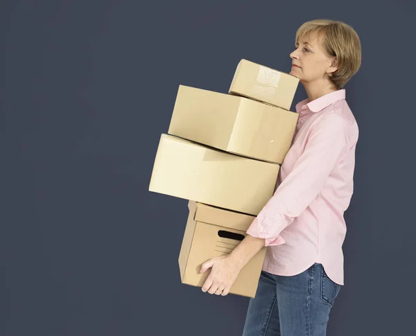 Жінка несе картонні коробки — стокове фото