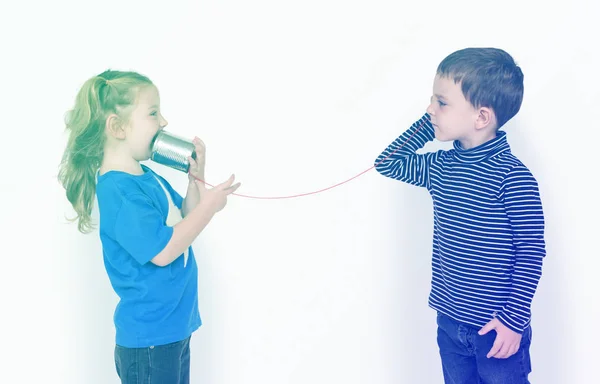 Niños pequeños usando el teléfono de cuerda — Foto de Stock