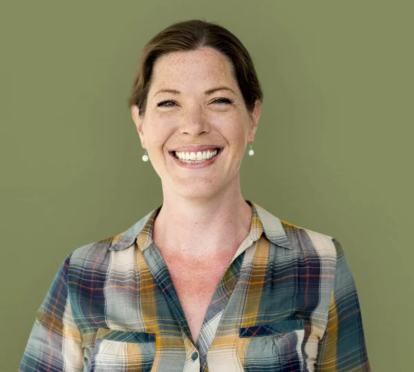 Olgun kadın gülümsüyor 