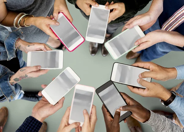 Menschen mit Mobiltelefonen — Stockfoto