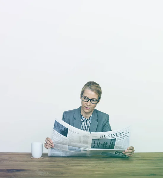 Donna d'affari che legge il giornale — Foto Stock