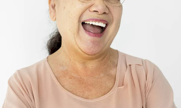 Lachende asiatische Seniorin — Stockfoto