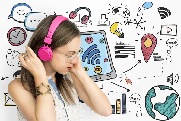 Mujer escuchando música en auriculares —  Fotos de Stock