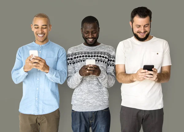 Män som använder mobiltelefoner — Stockfoto