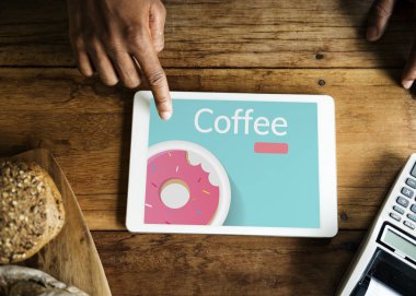 Dijital tablet kullanan kişi 