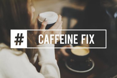 Elinde kahve fincanı tutan kadın.