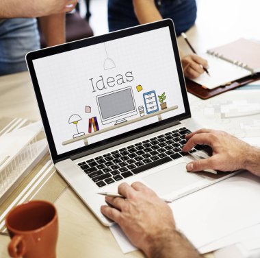 Masada dizüstü bilgisayar kullanan adam