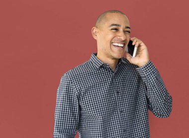 Cep telefonuyla konuşan adam.