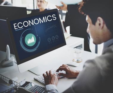 Bilgisayarda çalışan iş adamı 