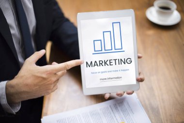 Dijital tablet ile işadamı