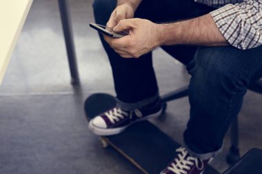 Holding ve cep telefonuyla eller