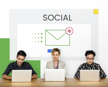 Dizüstü bilgisayar kullanan insanlar 