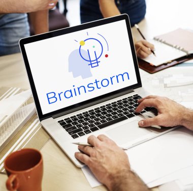 Masada dizüstü bilgisayar kullanan adam