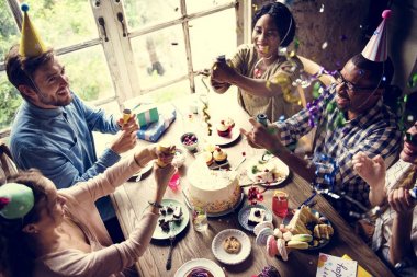 İnsanlar masada doğum günü kutlamak 
