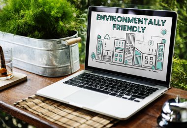 ahşap masa üstünde açılan laptop 